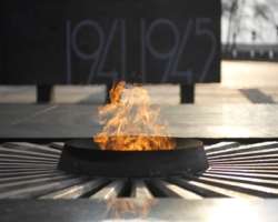 Other features include a series of vignettes displaying victims helping victims; a photographic mural of holocaust history; a meditation garden; and t